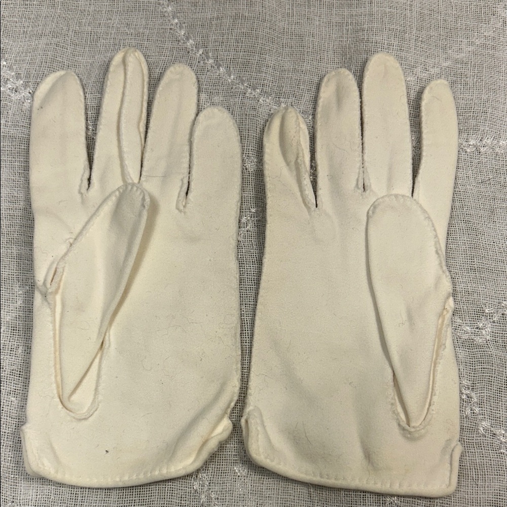 Vintage white gloves 80’s